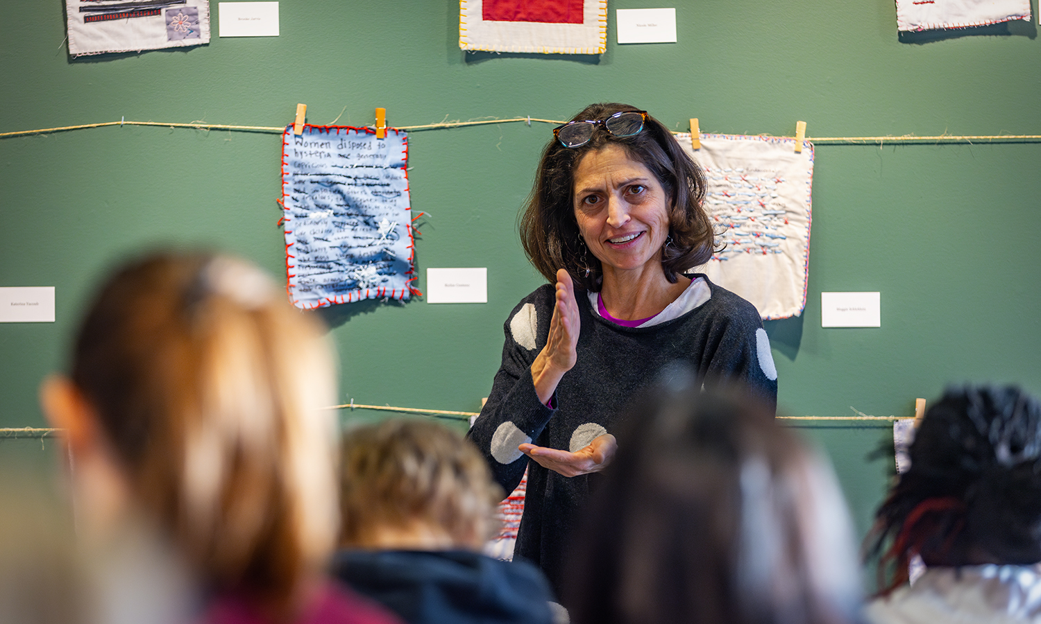 At the Provenzano Student Art Gallery, Associate Professor of American Studies Kirin Makker leads a discussion during “Drawing for Study and Storytelling.”