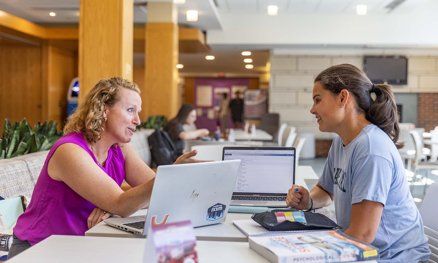 Director of the Center for Community Engagement and Service Learning Katie Flowers meets with Mariee Voss ’28 to chat about the upcoming semester.