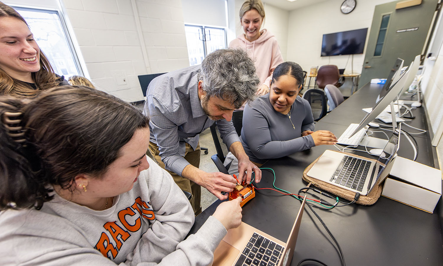 Associate Professor of Psychological Science Daniel Graham works with students during a lab for the “Capstone in Perception.” 