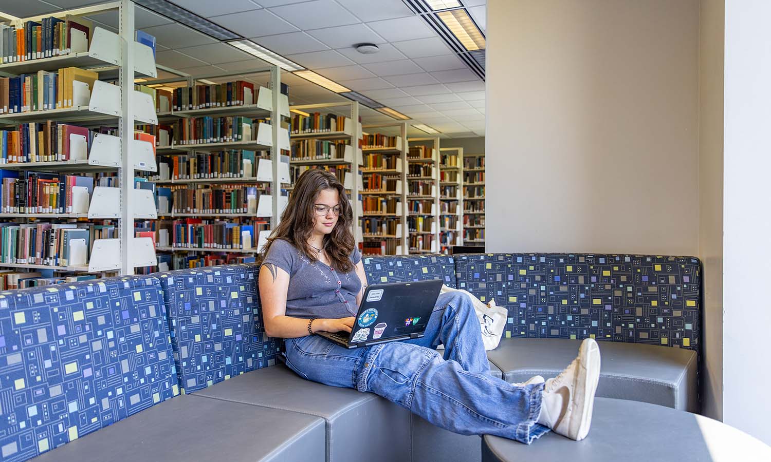 On the second floor of the Warren Hunting Smith Library, Willow Lewis-Moskowitz ’27 takes advantage of the natural light and the view of Stern Lawn, finding it to be the perfect midday study spot. 