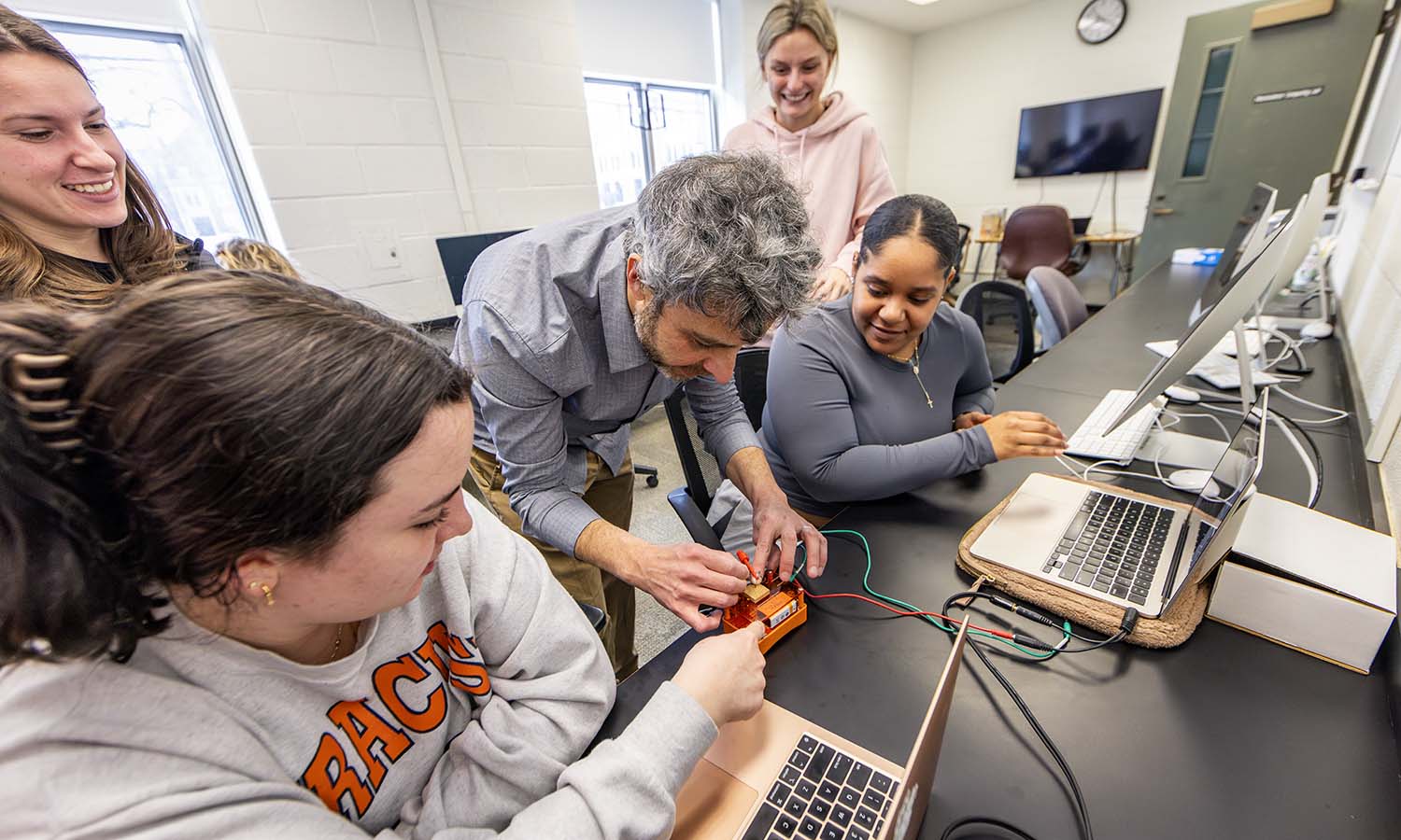 Associate Professor of Psychological Science Daniel Graham works with students during a lab for the “Capstone in Perception.”