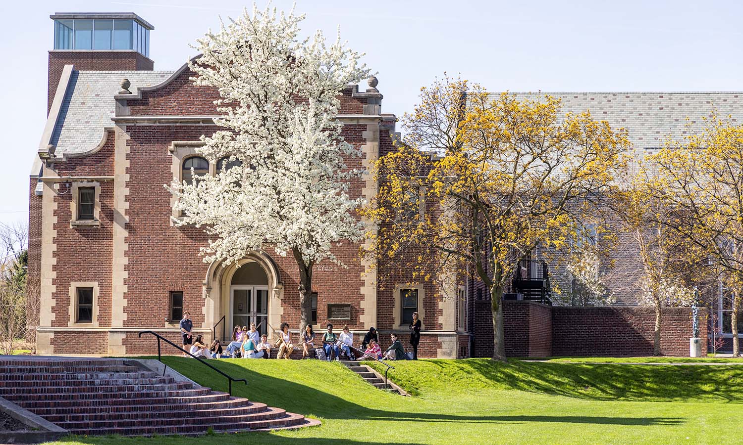 Taking advantage of the beautiful spring weather, Associate Professor of Gender, Sexuality and Intersectional Justice Jessica Hayes-Conroy holds class outside of Gulick Hall.