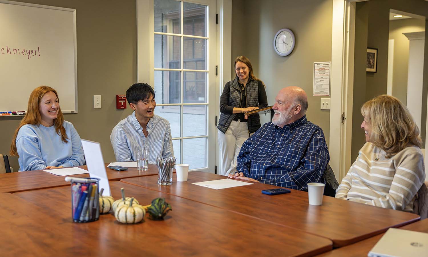 In the Centennial Center, Dr. William J. ’70 and Joan P. Reckmeyer join students for a conversation about leading across different industries and cultures. William is a professor of cybernetics & systems at Australian National University.  