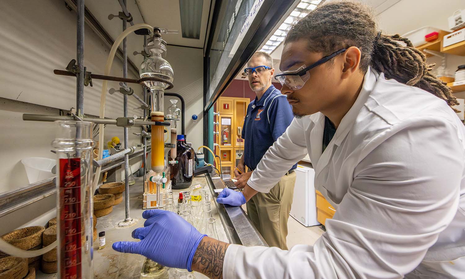 This week, we feature a range of research projects being conducted by HWS faculty and students this summer. Here, Ameer Muse ‘26 performs a purification of one of the final target anti-cancer compounds using column chromatography with Professor of Chemistry Erin Pelkey.