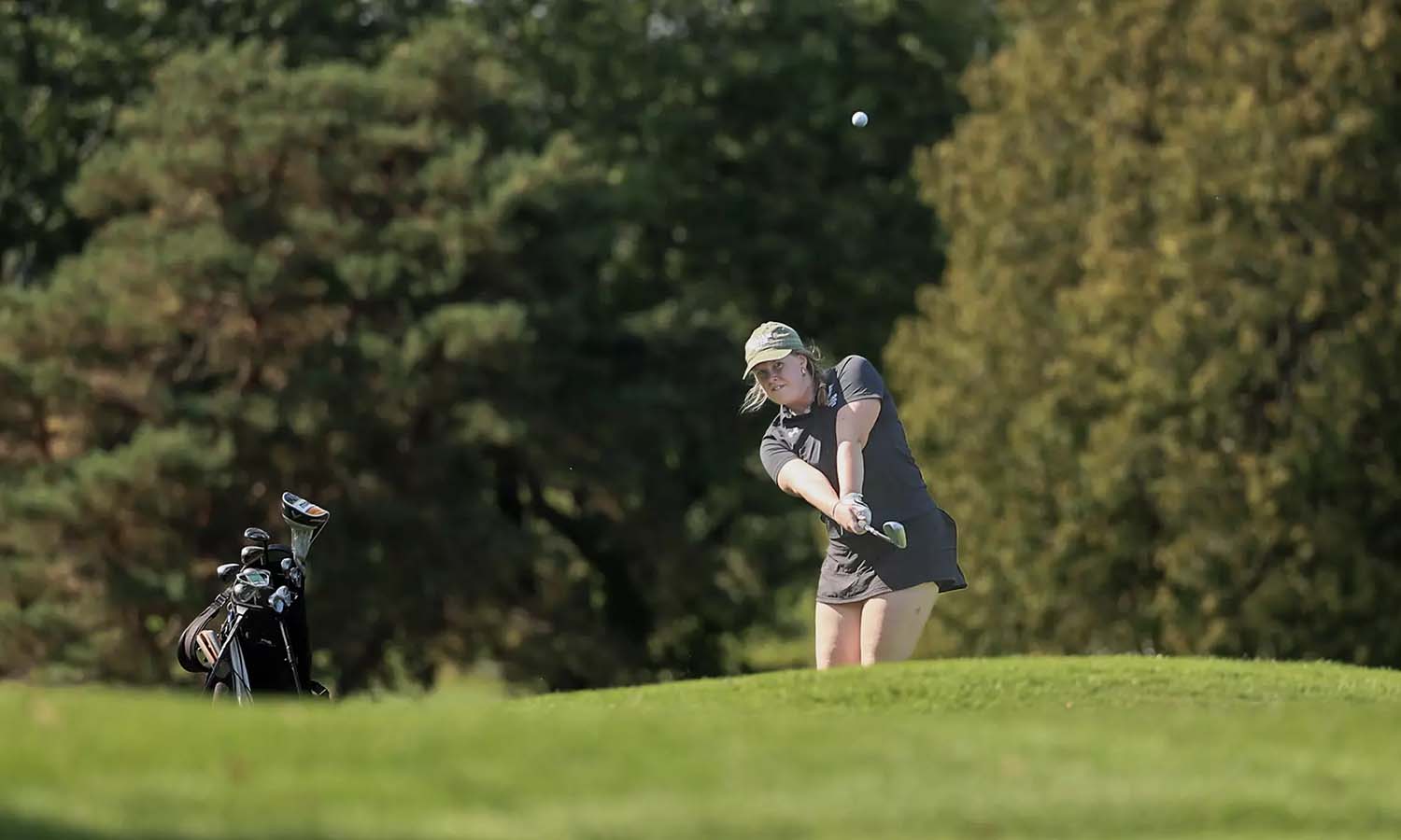 Caroline Gannon ’26 chips onto the green. 