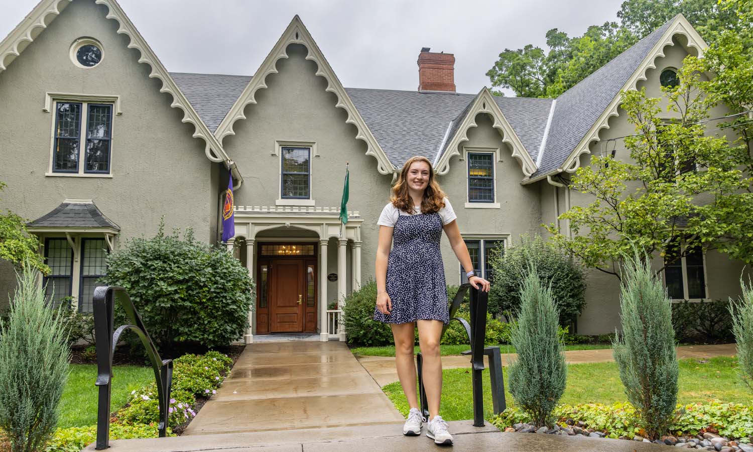 Lindsay Miller ’27 enjoys working at the Thomas Poole Family Admissions Center, where she can connect with prospective students and help make their visit memorable. 