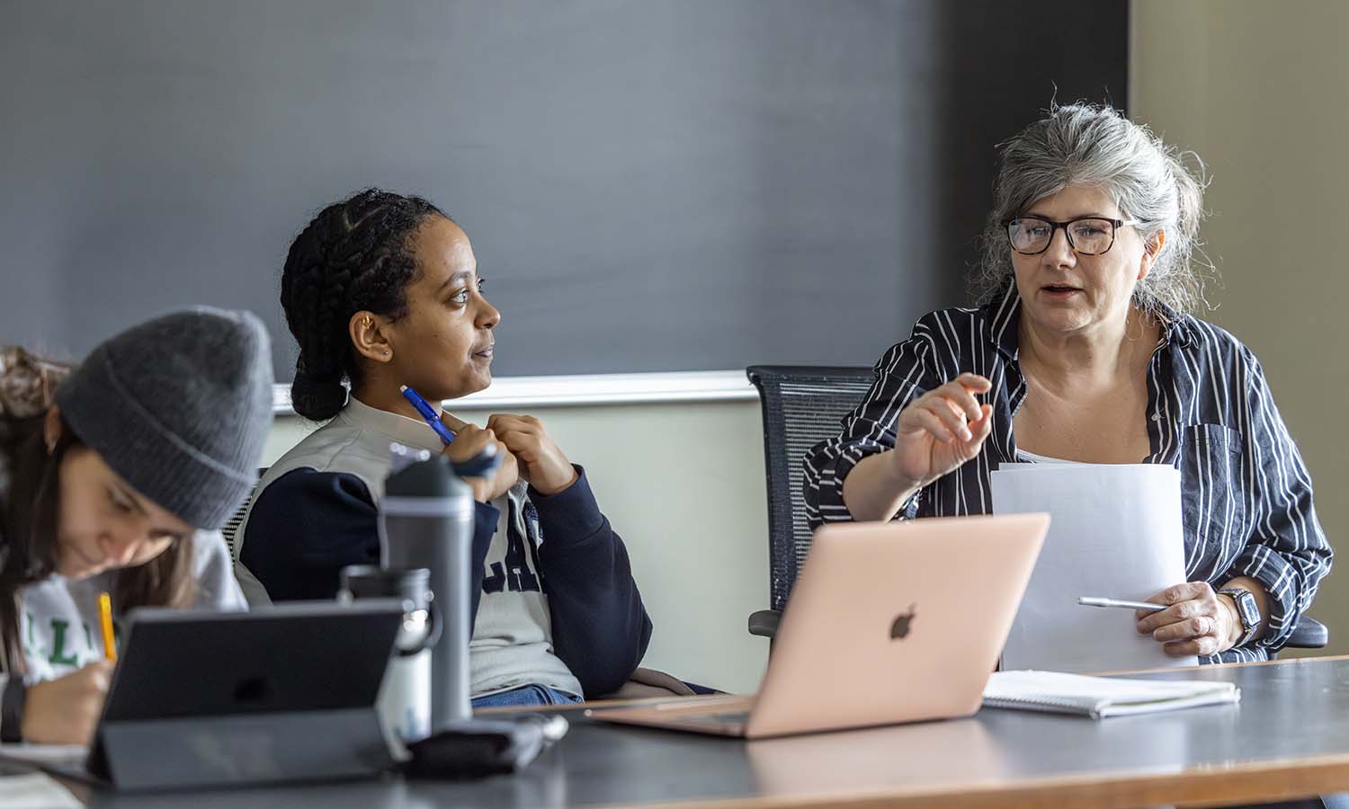 During “Topics in Cognitive Psychology,” Associate Professor of Psychological Science Michelle Rizzella speaks with Lilay Abadi ‘26 during a class discussion. 