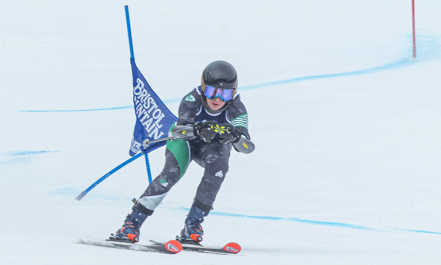 Aspen McAuley ’29 skis to a first-place finish in the giant slalom, helping William Smith secure the top spot in the event. 