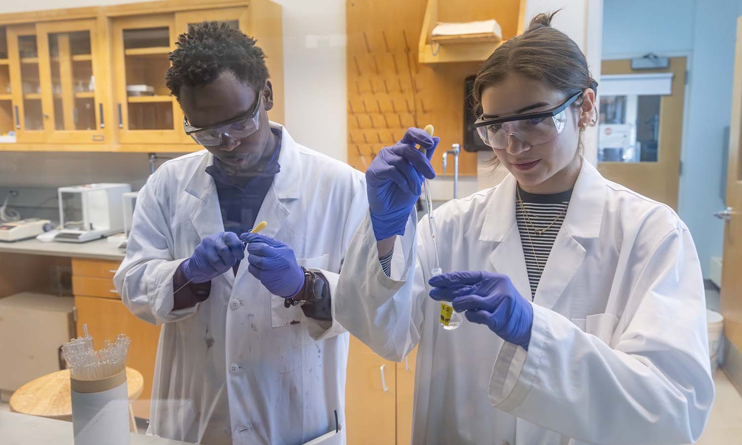 Duncan Kipkoech ‘28 and Isabela Davalos ‘27 develop an experiment to measure polyaromatic hydrocarbons using fluorescence, gas chromatography and mass spectrometry while doing summer research with Professor of Chemistry Walter Bowyer.