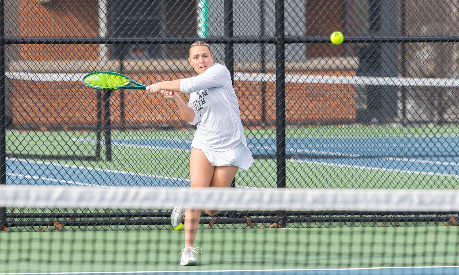 Mae Kellersman ‘27 returns a backhand shot as William Smith tennis defeated Ithaca 6-1 on Wednesday. 