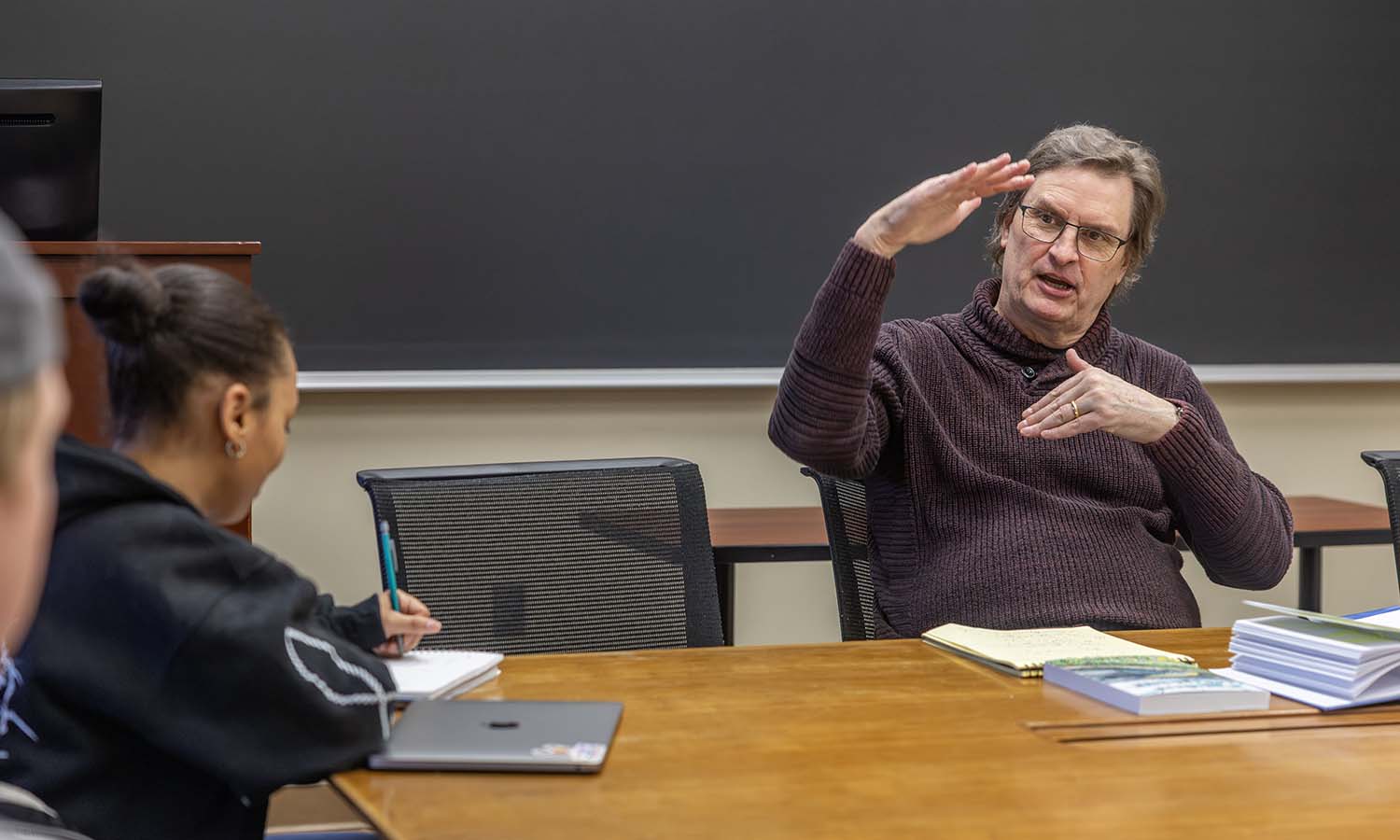 Professor of Anthropology Jeffrey Anderson leads a discussion about artificial intelligence during the “Engaged Anthropology Capstone.” 