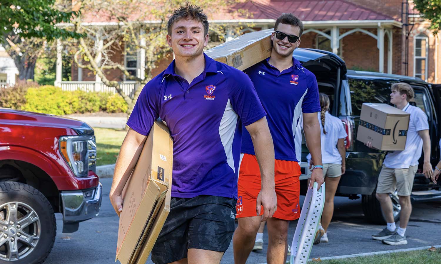 Members of the Hobart lacrosse team help move first-year students into their new residence halls. 