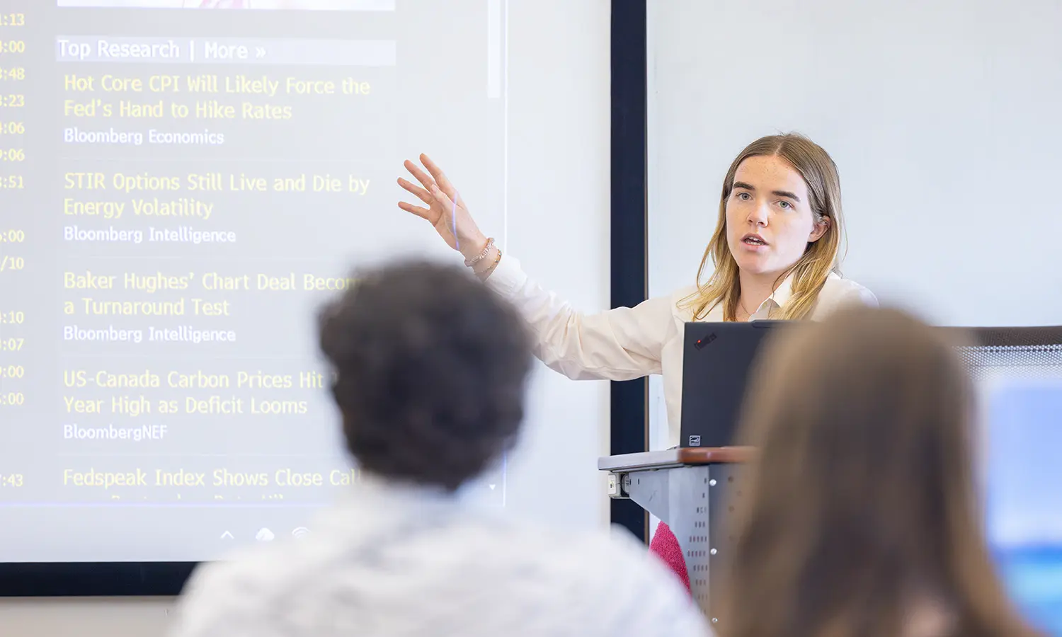 Bloomberg Relationship Manager Kelsie Worth ’22 demonstrates the capabilities of the Bloomberg Terminal to students in the Barron Multimedia Lab. 