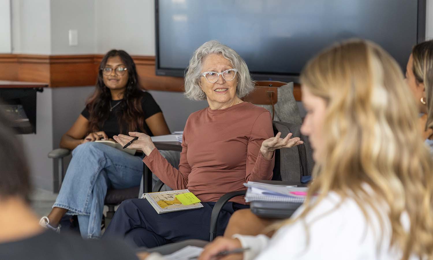 Professor of Gender, Sexuality, and Intersectional Justice Betty Bayer discusses a reading assignment with students in the first-year seminar “Pawprints! All Things Dogs.” 