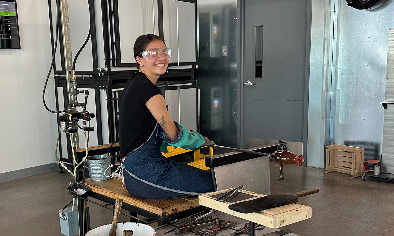 As a collections photography intern at the Corning Museum of Glass, Izzy Thors ‘27 has the opportunity to fire glass.    